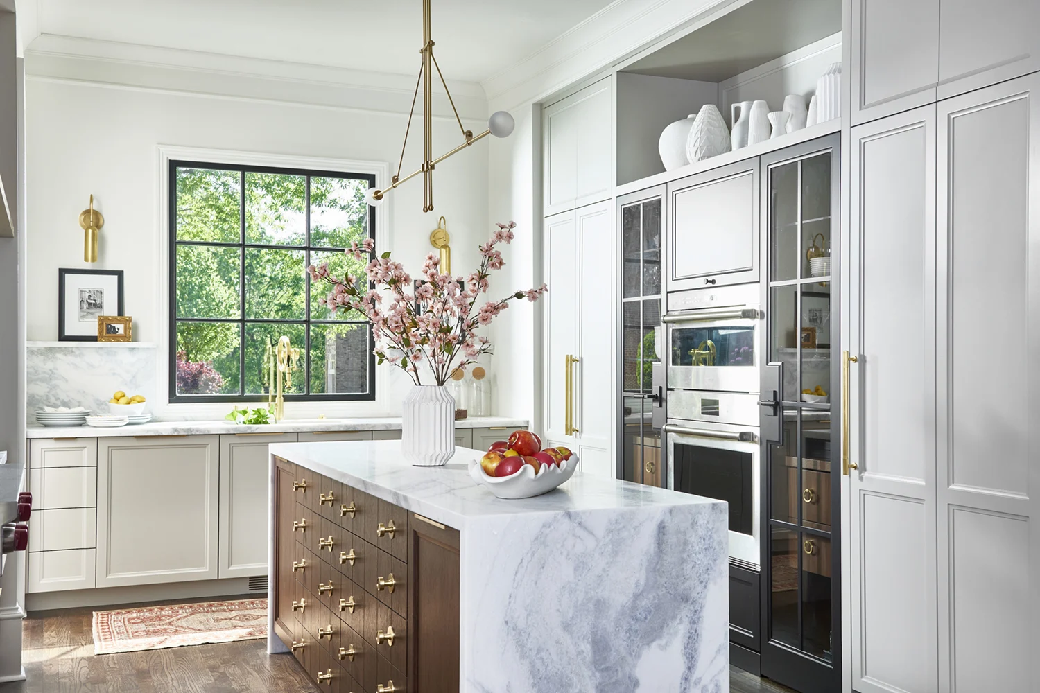 8 Elegant White Cabinets and Subway Tile Kitchens with Light Wood Floors and Islands
